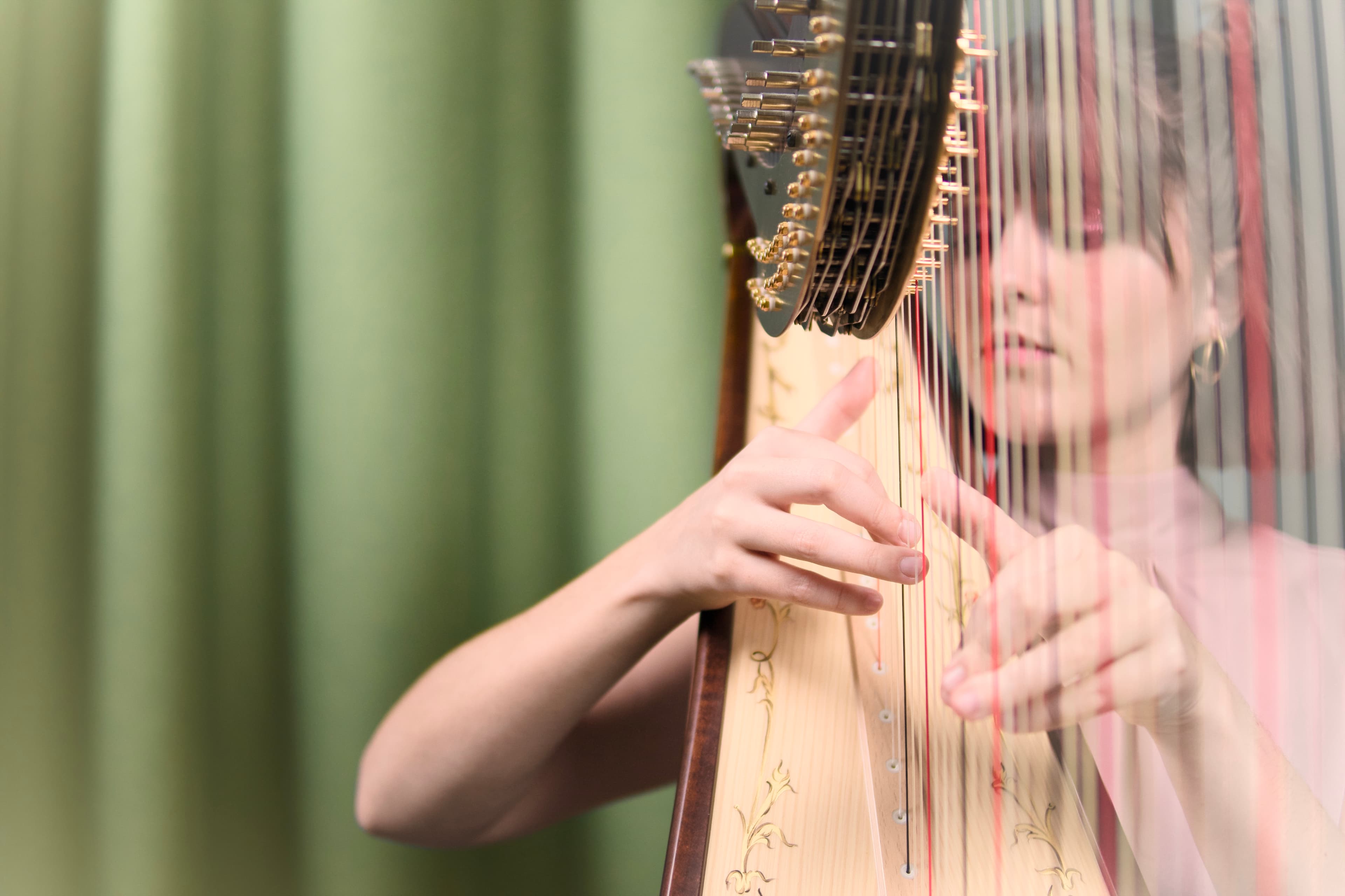 Professionell harpist i Skåne spelar vid ett lyxigt bröllop